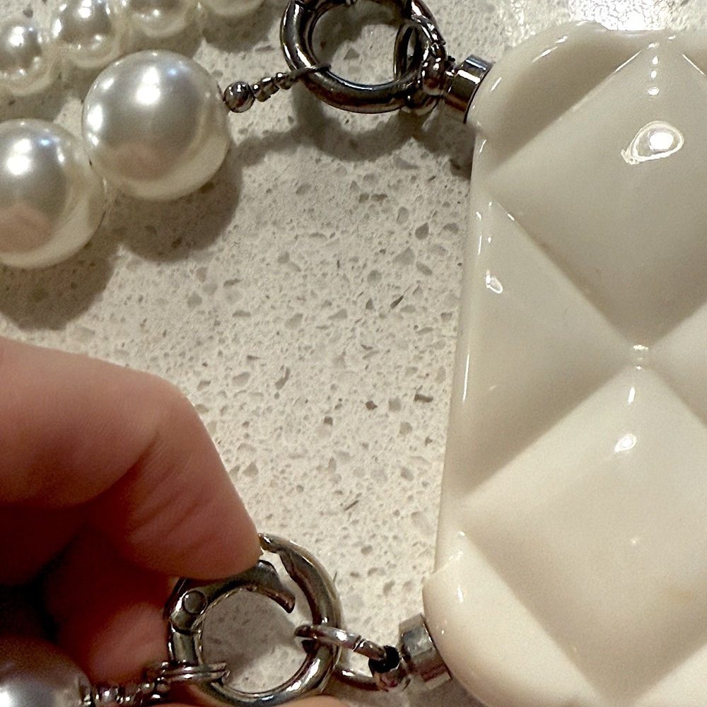 iPhone 14 Pro case with Pearl Hand Strap and Crossbody Strap - Picture 5 of 10